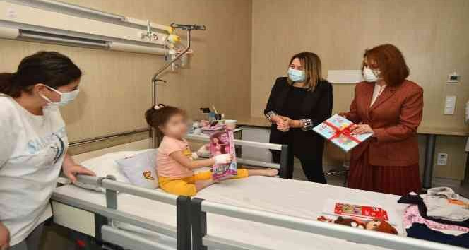 Yıldız Pehlivan, hastanede tedavisi süren çocukları sevindirdi