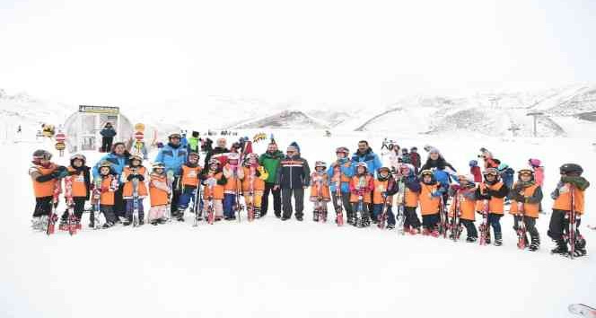 Başkan Büyükkılıç; Erciyes Kayak Okulunu Ziyaret Etti