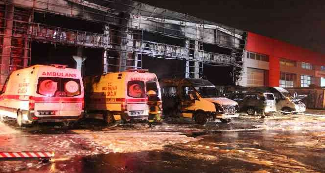 Oto servisinde yangın çıktı, 10 araç alev alev yandı
