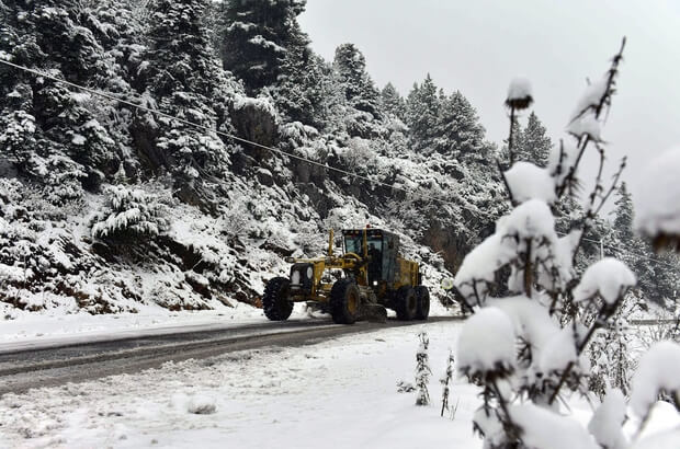 Kış yeni geldi: Adana’da da karla mücadele başladı