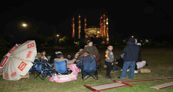 Adana’da vatandaşlar geceyi park ve bahçelerde geçiriyor