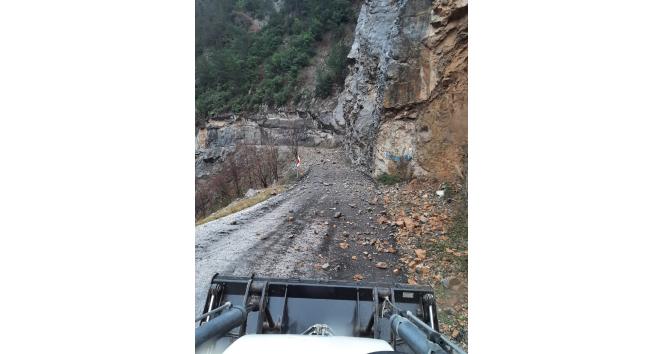 Düziçi’nde deprem sonrası kapanan köy yolları açıldı