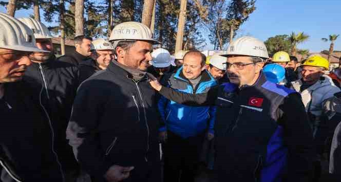 Bakan Dönmez, Kırıkhan’da arama kurtarma faaliyetlerine destek veren madencileri ziyaret etti