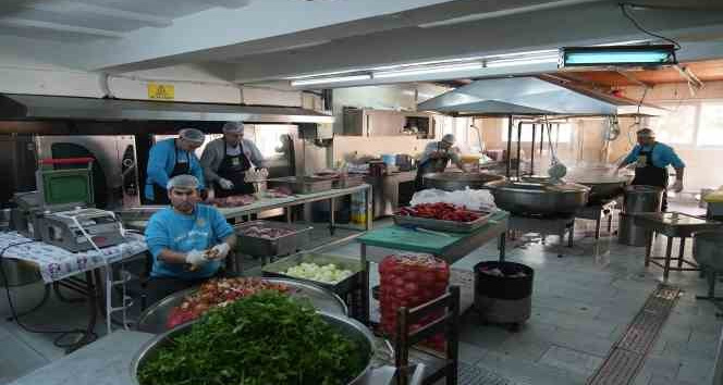 Tarsus’ta depremzedelere her gün 6 bin sıcak yemek