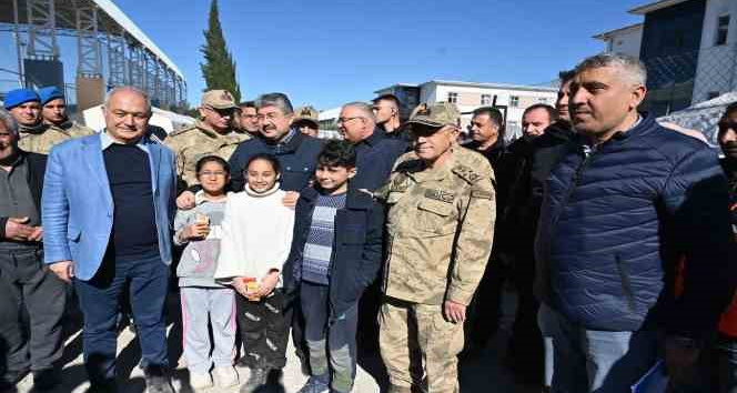 Jandarma Genel Komutanı Orgeneral Çetin, Osmaniye’de depremzedeleri ziyaret etti