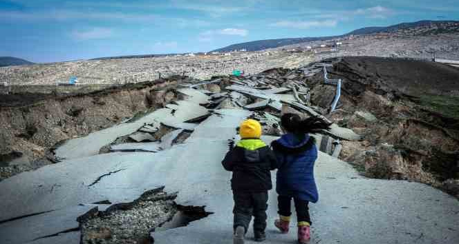 Kahramanmaraş Pazarcık’ta depremde yarılan yol havadan görüntülendi