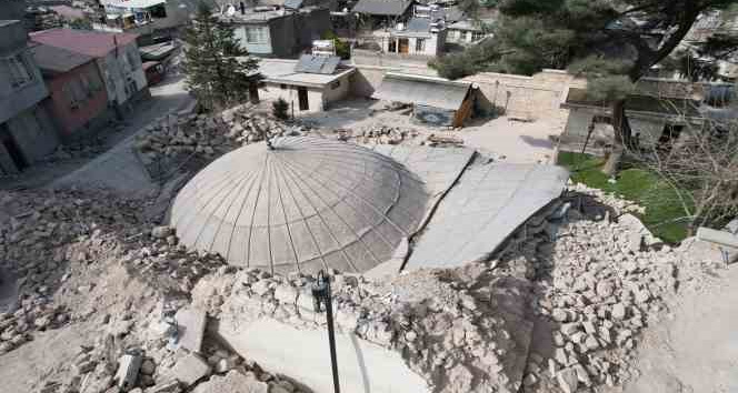 Fransız top mermisinin yıkmadığı cami depremde yıkıldı
