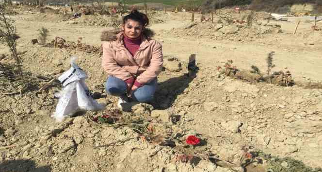 Depremde hayatını kaybeden yeğeninin mezarına sünnetliğini astı