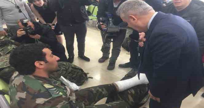 Azerbaycanlı asker yaralanmasına rağmen kurtarma çalışmalarına devam etti