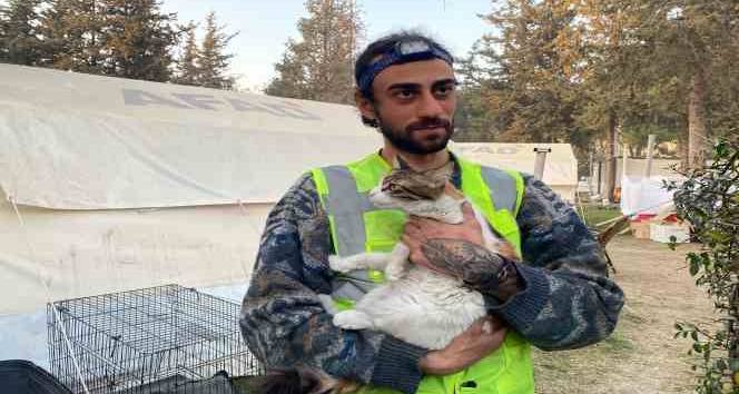 Gönüllü olarak gittiği deprem bölgesinde 50’nin üzerinde hayvanı kurtardı