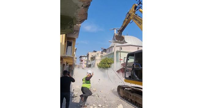 Kontrollü minare yıkımında işçi yaralandı