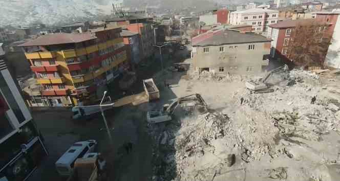Elbistan’da ticaretin kalbinin attığı caddelerdeki yıkım FPV dronla görüntülendi