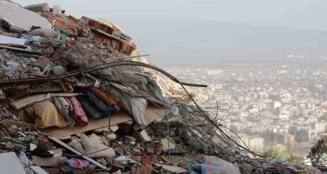 Anne ve babasını depremde kaybeden depremzede konuştu: “Bina öne devrilerek yıkılmış”