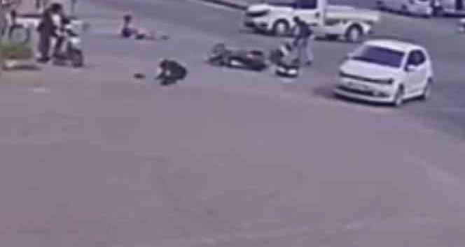 İki motosiklet kafa kafaya çarpıştı, 4 kişi yola savruldu, kaza anı kameraya yansıdı