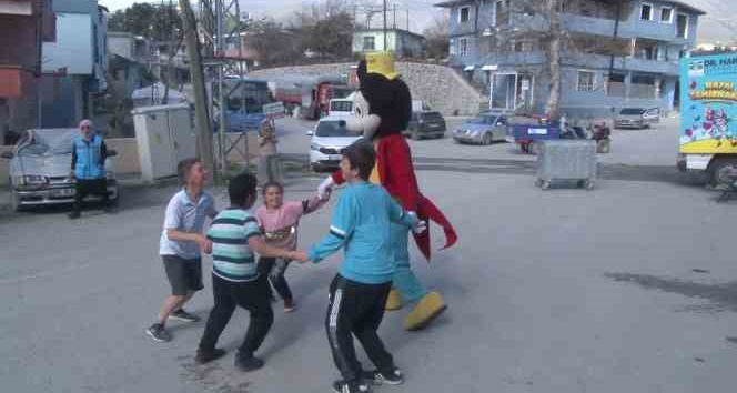 İstanbul Bahçelievler Belediyesi depremzede çocuklar için köy köy geziyor