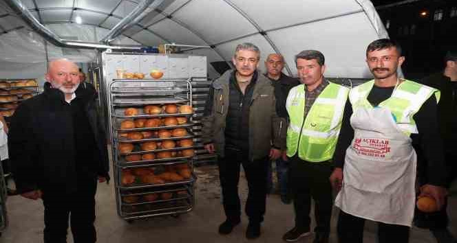 Başkan Çolakbayrakdar; “Mobil fırın ile her gün 16 bin sıcak ekmek dağıtıyoruz”
