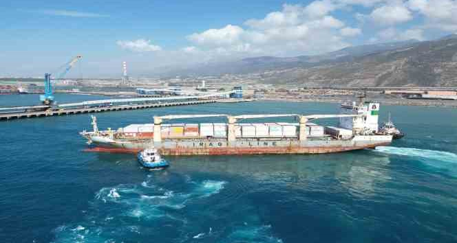 Katar’ın gönderdiği yaşam konteynerlerini taşıyan iki gemi İskenderun’a ulaştı