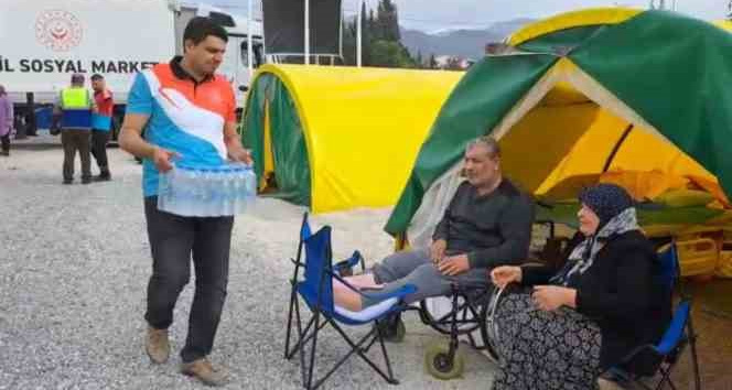 Hatay’da çadır kentte yaşayan depremzedelere hazır su ve gıda desteği