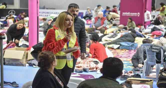 Büyükşehir ekipleri, depremzedelere 414 bin sıcak yemek, 388 adet çorba dağıttı