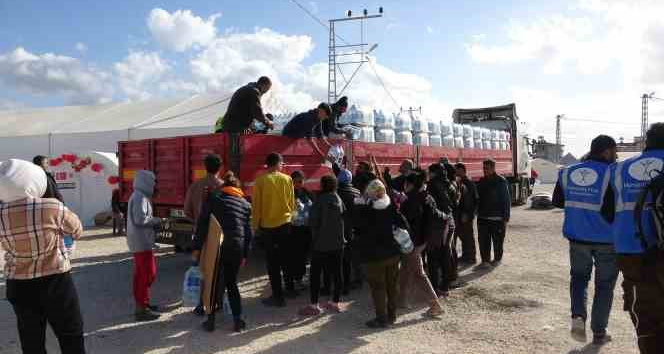 Defne’deki çadır kentte vatandaşlara su dağıtıldı