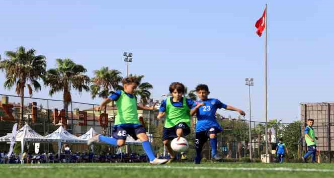 Akdeniz Belediyesi Futbol Okulu geleceğin yeteneklerini bekliyor
