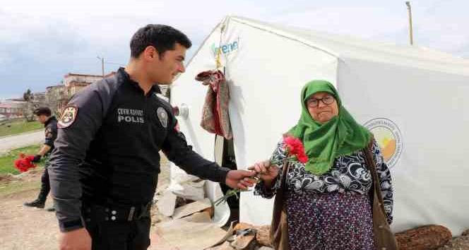 Polisler depremzede kadınların ‘Kadınlar Günü’nü kutladı