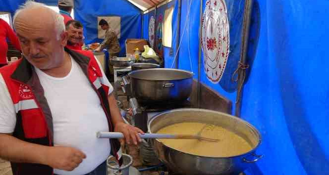 Yozgatlı gönüllüler, depremzedeler için 24 saat aralıksız çorba dağıtıyor