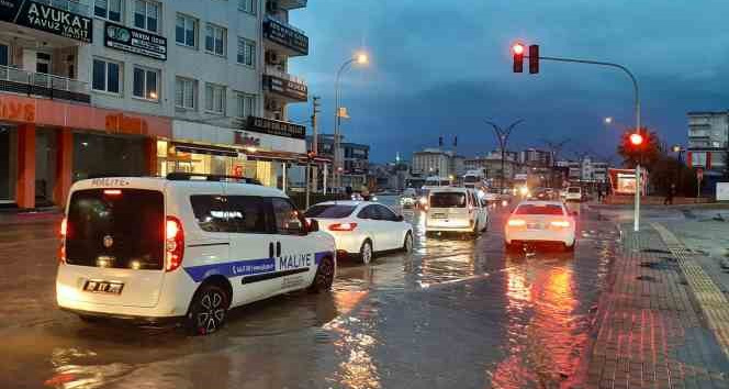 Osmaniye’de sağanak yağmur cadde ve sokakları göle çevirdi
