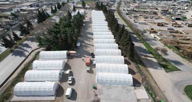 Depremde yıkılan Toptancılar Sitesi, çadırlarda hizmet vermeye başladı