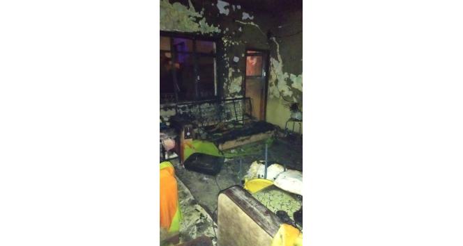 Tarsus’ta 2 katlı ev alev alev yandı