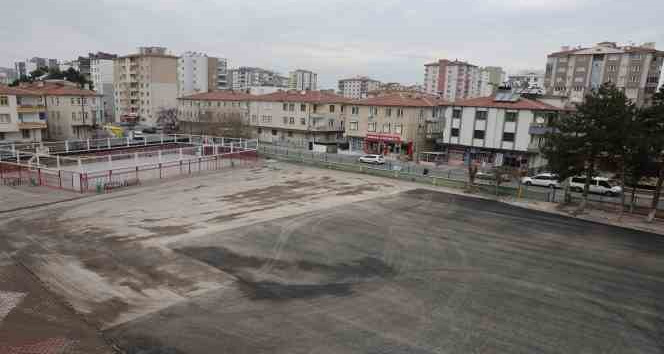 Büyükşehir, yıkımını tamamladığı okulun bahçesine asfalt döktü