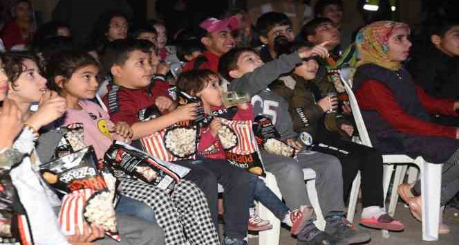 Gezici sinema tırı barınma alanlarında çocuklar için gösterime başladı