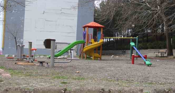 Deprem sonrası parklar çocuksuz, binalar insansız kaldı