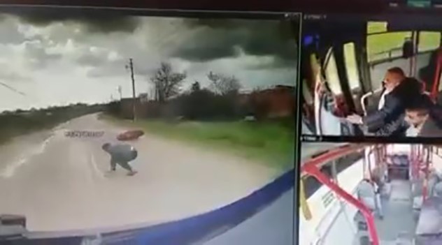 Savrulan motosikletin sürücüsünü ezilmekten otobüs şoförü kurtardı: o anlar kamerada