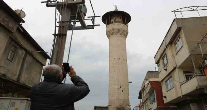 Depremde hasar gören cami minaresi mahalleliyi tedirgin ediyor