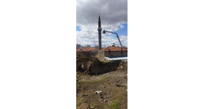 Develi’de depremde hasar gören minare böyle yıkıldı