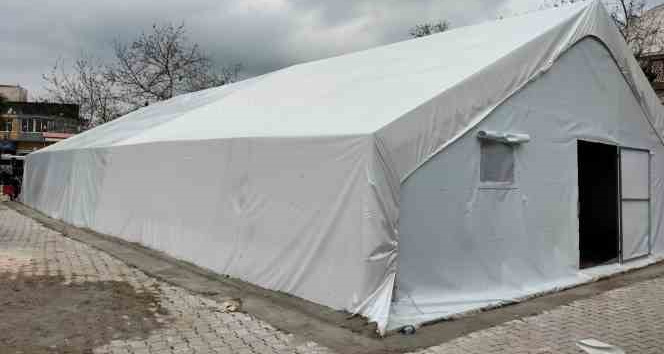 Depremde hasar gören Hacılar Merkez Camii, cemaatini çadır mescitlerde ağırlayacak