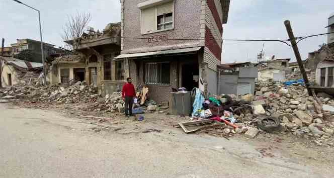Fedakar depremzede baba, çocuğu üşümesin diye ağır hasar alan evlerine girip kıyafet aradı