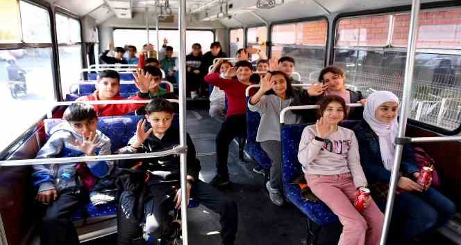Mersin Büyükşehir Belediyesi ‘Minikbüs’ ile 2 bin 830 öğrenciye ulaşmak istiyor