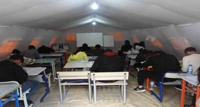 Gönüllü öğretmenler, çadır sınıflarda öğrencileri sınava hazırlıyor