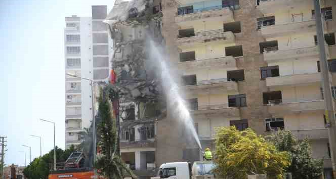 Depremlerde Mersin’de ağır hasar alan binanın yıkımına başlandı