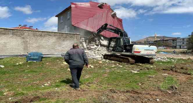 Depremde 1 kişinin öldüğü, 2 binanın yıkıldığı Tufanbeyli’de 79 bina hasarlı çıktı