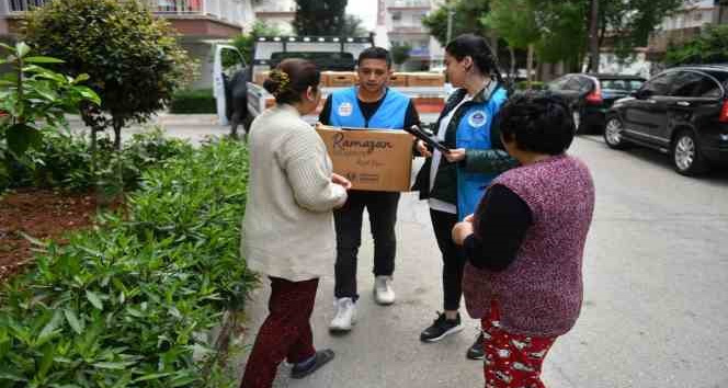 Yenişehir Belediyesi yardım kolisi dağıtımını sürdürüyor