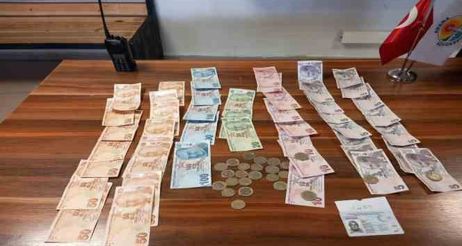 Adana’da 3 saat dilenen şahsın üzerinden bin 385 lira çıktı