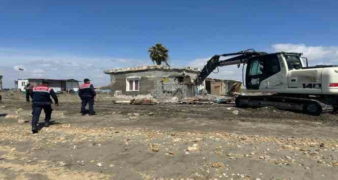Karataş’ta kıyı şeridine kaçak inşa edilen barakalar yıkıldı