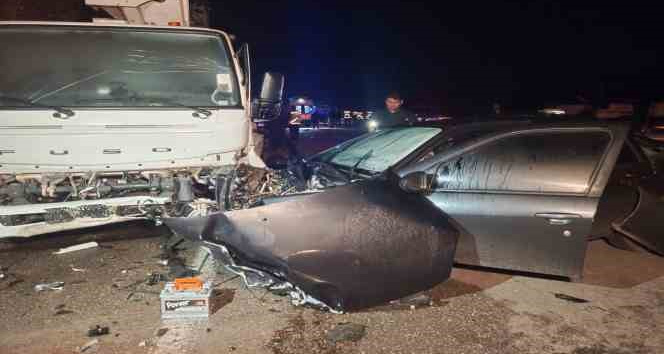 Otomobile çarpmamak için manevra yapan araç vinçle çarpıştı: 2 ölü