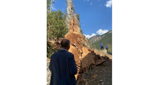 Depremde yarılan devasa kaya kontrollü yıkıldı