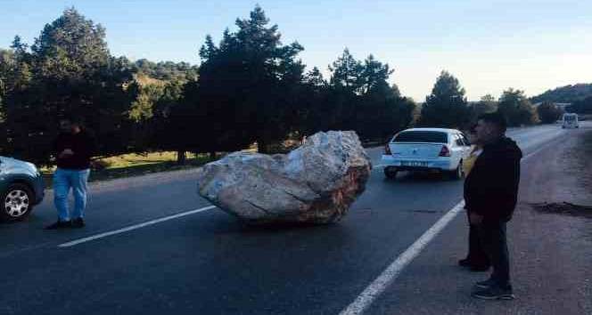 Tonlarca ağırlığındaki kaya yola yuvarlandı