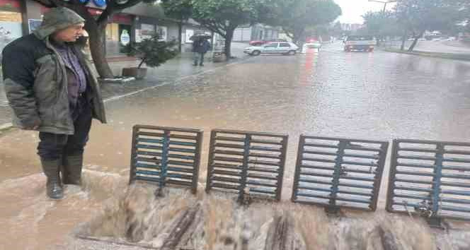 Adana’da 1 saatte metrekareye 37 kilogram yağış düştü