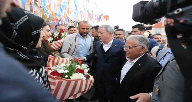 Bakan Akar ve Başkan Büyükkılıç’ın Tomarza ve Bünyan ziyaretleri mini mitinge dönüştü